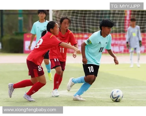 足球明星欢聚一堂庆祝合体瞬间展现团结与友谊的美好时刻